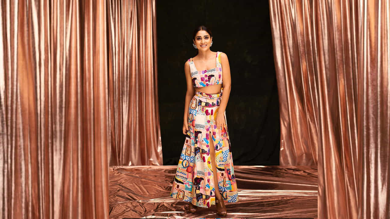 అందాల తార శ్రీయ శరన్ గురించి పరిచయం అవసరం లేదు. దాదాపు ఇరవై సంవత్సరాలుగా టాలీవుడ్ లో తనదైన అందం నటనతో తెలుగు ప్రేక్షకులను ఎంతగానో అలరించింది .టాలీవుడ్ స్టార్స్ అందరి సరసన నటించి ఓ వెలుగు వెలిగిన నటి శ్రీయ ఇప్పటికి ఫోటోషూట్ తో కూడా తన స్పీడ్ ఏ మాత్రం తగ్గించడం లేదు..