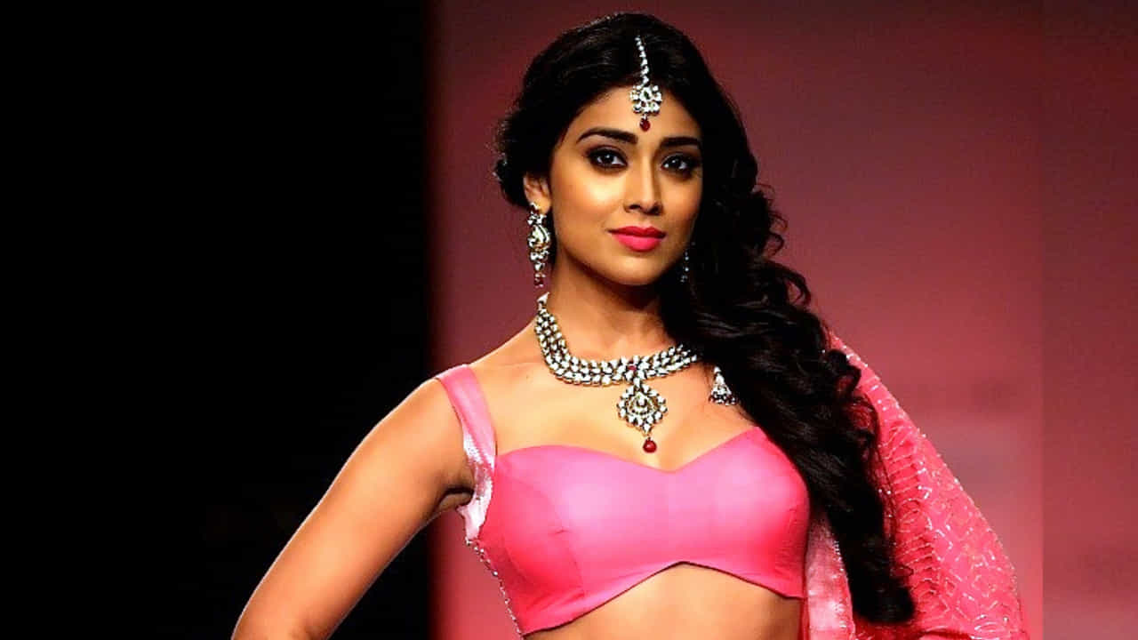 అందులోనూ వీరిద్దరూ బహిరంగంగానే హగ్గులు , ముద్దులు పెట్టుకోవడం.. ఈ మధ్య బాగా హాట్ టాపిక్ గా మారింది.