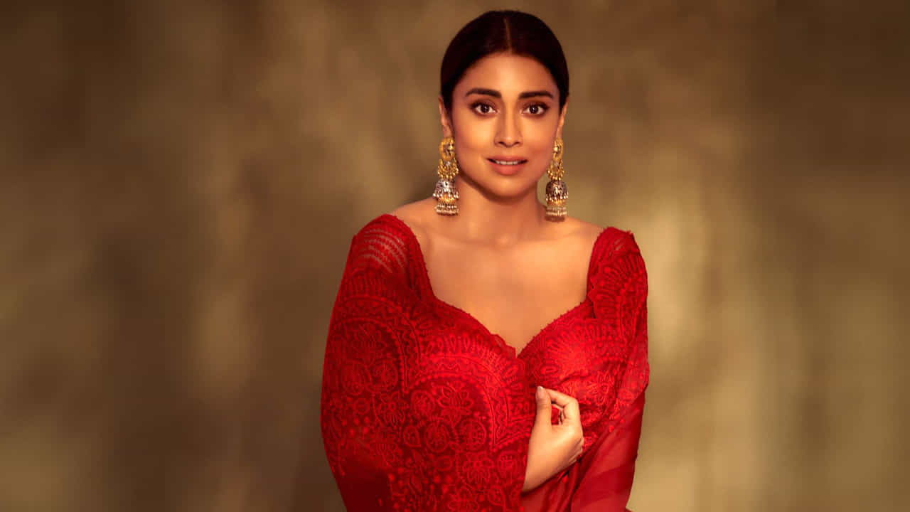 సోషల్ మీడియాలో శ్రియ చాలా యాక్టివ్ గా ఉంటుంది ఈ చిన్నది . హాట్ హాట్ ఫొటోలతో అభిమానులను ఆకట్టుకుంటుంది ఈ ముద్దుగుమ్మ.