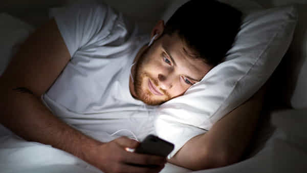 Health Tips: పడుకునే ముందు ఫోన్తో ఎక్కువు సేపు గడుపుతున్నారా.. ఈ జబ్బులు బారిన పడే ప్రమాదం ఉంది. జాగ్రత్త..