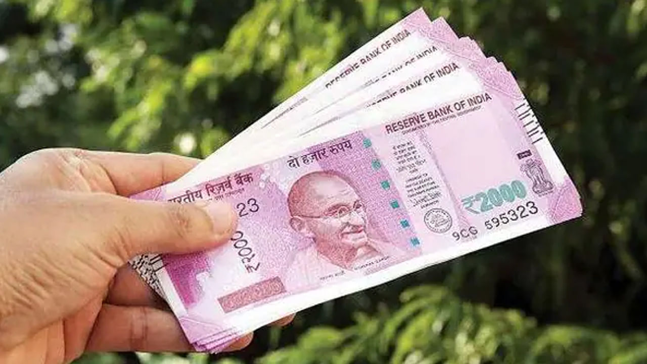 తాజాగా ఇలాంటి ఓ వార్త నెట్టింట చక్కర్లు కొడుతోంది. కేంద్ర ప్రభుత్వం ప్రధానమంత్రి నారీ శక్తి యోజన పథకం కింద దేశంలోని మహిళలకు రూ. 2.20 లక్షల రుణం ఇస్తోందనేది సదరు వార్త సారంశం. అయితే వైరల్‌ అవుతోన్న ఈ సమాచారంలో ఏమాత్రం నిజం లేదని అధికారులు స్పష్టం చేశారు.