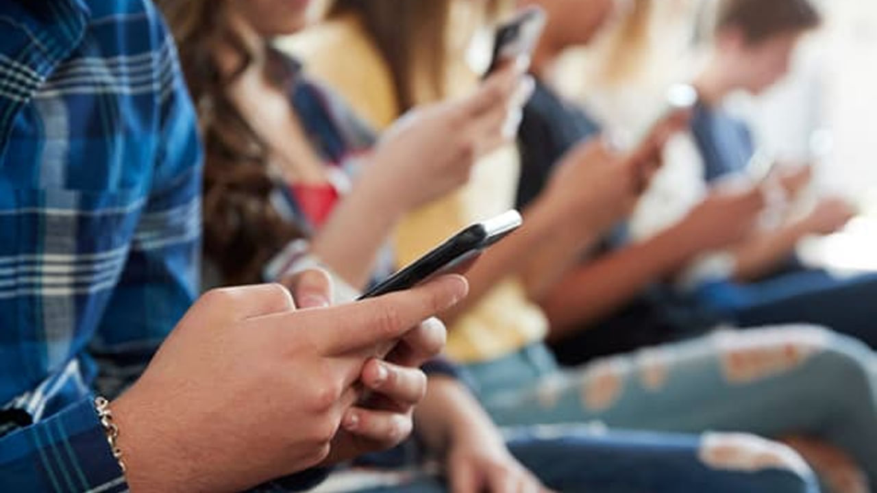 సోషల్‌ మీడియా విస్తృతి పెరిగిన తర్వాత సమాచార మార్పిడి చాలా సులభతరమైంది. క్షణాల్లో సమాచారం అందరికీ అందుతోంది. అయితే నెట్టింట వైరల్‌ అయ్యే ఈ వార్తలన్నీ నిజమేనా.? అంటే కచ్చితంగా అవునని మాత్రం సమాధానం చెప్పలేని పరిస్థితి. ముఖ్యంగా ప్రభుత్వ పథకాల పేరుతో కొన్ని వార్తలు సోషల్‌ మీడియాలో తెగ వైరల్‌ అవుతున్నాయి.