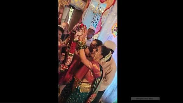 Watch Video: ఒకే అబ్బాయిని వివాహమాడిన కవలలు.. కట్ చేస్తే.. పోలీస్ స్టేషన్ చేరిన స్టోరీ.. నెట్టింట్లో వైరల్ వీడియో..