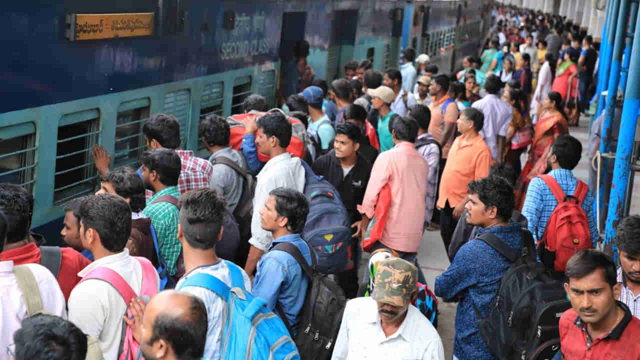 Special Trains: హైదరాబాద్ నుంచి ఆ రూట్లలో ప్రయాణించే వారికి రైల్వే గుడ్‌ న్యూస్‌.. మరో 30 ప్రత్యేక రైళ్లు.. పూర్తి వివరాలివే..