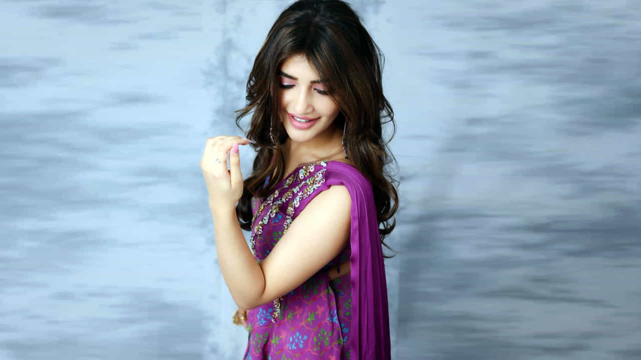 పెళ్లి సందడి సినిమాతో ఓవర్ నైట్ లోనే క్రేజ్ సొంతం చేసుకుంది వయ్యారి భామ శ్రీలీల. తాజాగా వరుస సినిమాలతో ఫుల్ ఫార్మ్ లో ఉంది. ఈ అమ్మడి అందాలకి పడనివారు ఎవరు ఉండరు.తాజాగా శ్రీలీల పోస్ట్ చేసిన ఫొటోస్ చూసి ఫ్యాన్స్ ఖుషి అవుతున్నారు..