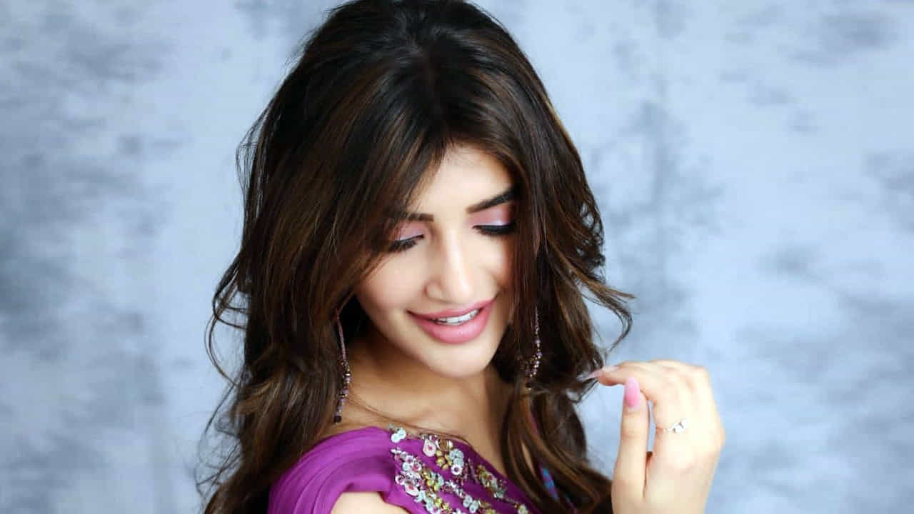 పెళ్లి సందడి సినిమాతో ఓవర్ నైట్ లోనే క్రేజ్ సొంతం చేసుకుంది వయ్యారి భామ శ్రీలీల. తాజాగా వరుస సినిమాలతో ఫుల్ ఫార్మ్ లో ఉంది. ఈ అమ్మడి అందాలకి పడనివారు ఎవరు ఉండరు.తాజాగా శ్రీలీల పోస్ట్ చేసిన ఫొటోస్ చూసి ఫ్యాన్స్ ఖుషి అవుతున్నారు..