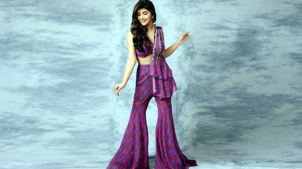 పెళ్లి సందడి సినిమాతో ఓవర్ నైట్ లోనే క్రేజ్ సొంతం చేసుకుంది వయ్యారి భామ శ్రీలీల. తాజాగా వరుస సినిమాలతో ఫుల్ ఫార్మ్ లో ఉంది. ఈ అమ్మడి అందాలకి పడనివారు ఎవరు ఉండరు.తాజాగా శ్రీలీల పోస్ట్ చేసిన ఫొటోస్ చూసి ఫ్యాన్స్ ఖుషి అవుతున్నారు..