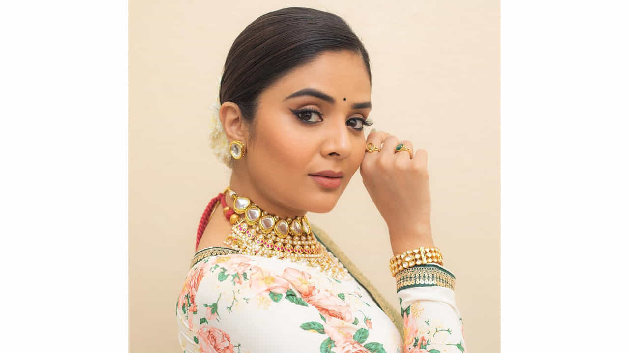 శ్రీముఖి.. ఈ అమ్మడు స్క్రీన్ మీద కనిపిస్తే చాలు ఎక్కడాలేని ఎనర్జీ వచ్చేస్తుంది. అందంతో చలాకీ మాటలతో ప్రేక్షకులను కట్టిపడేస్తుంది ఈ బ్యూటీ