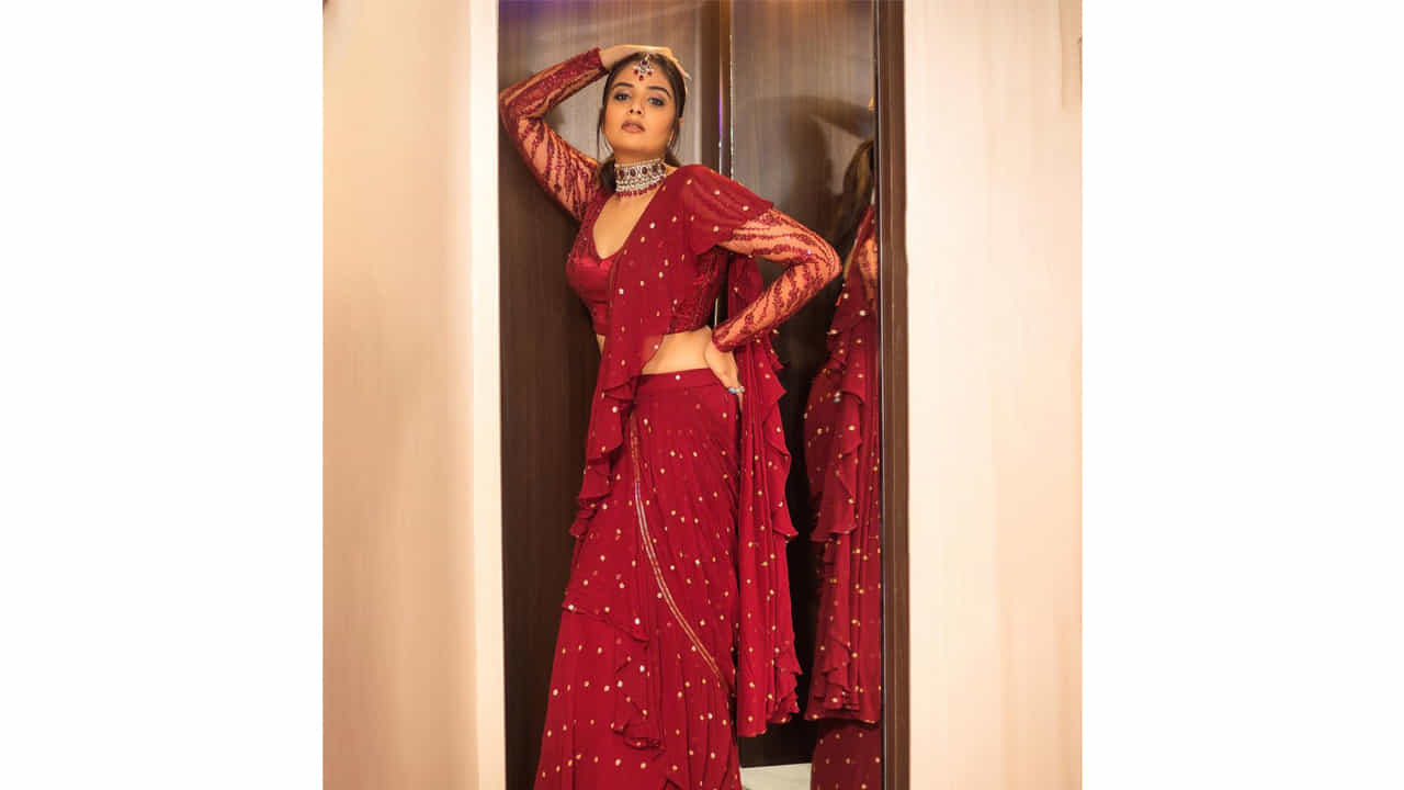 శ్రీముఖి.. ఈ అమ్మడు స్క్రీన్ మీద కనిపిస్తే చాలు ఎక్కడాలేని ఎనర్జీ వచ్చేస్తుంది. అందంతో చలాకీ మాటలతో ప్రేక్షకులను కట్టిపడేస్తుంది ఈ బ్యూటీ