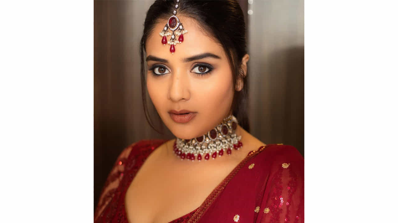 శ్రీముఖి.. ఈ అమ్మడు స్క్రీన్ మీద కనిపిస్తే చాలు ఎక్కడాలేని ఎనర్జీ వచ్చేస్తుంది. అందంతో చలాకీ మాటలతో ప్రేక్షకులను కట్టిపడేస్తుంది ఈ బ్యూటీ