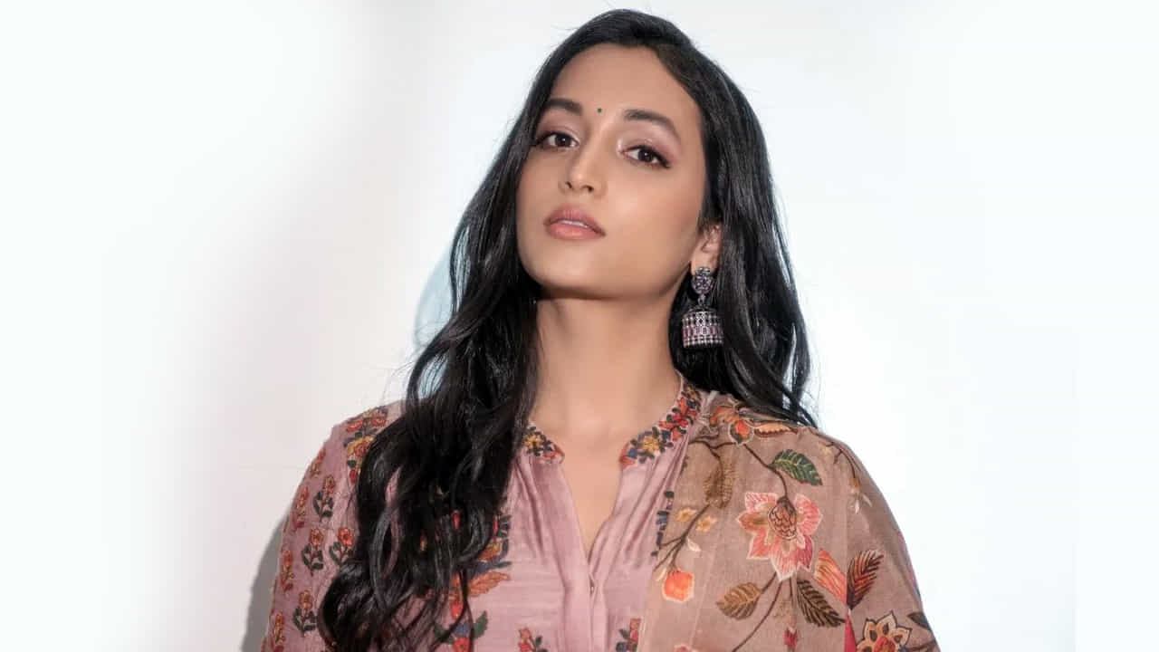 కేజీఎఫ్ సినిమాతో హీరోయిన్ గా పరిచయం అయ్యి వరుస అవకాశాలతో దూసుకుపోతున్న ముద్దుగుమ్మ శ్రీనిధి శెట్టి.. టాలీవుడ్ ఎంట్రీ కు రెడీగా ఉంటూనే ఈ అమ్మడు సోషల్ మీడియాలో ఎప్పుడు చాల యాక్టీవ్ గా ఉంటుంది. తాజాగా ఈ అమ్మడు షేర్ చేసిన ఫొటోస్ ఓ రేంజ్ లో ఎట్రాక్ట్ చేస్తున్నాయి.