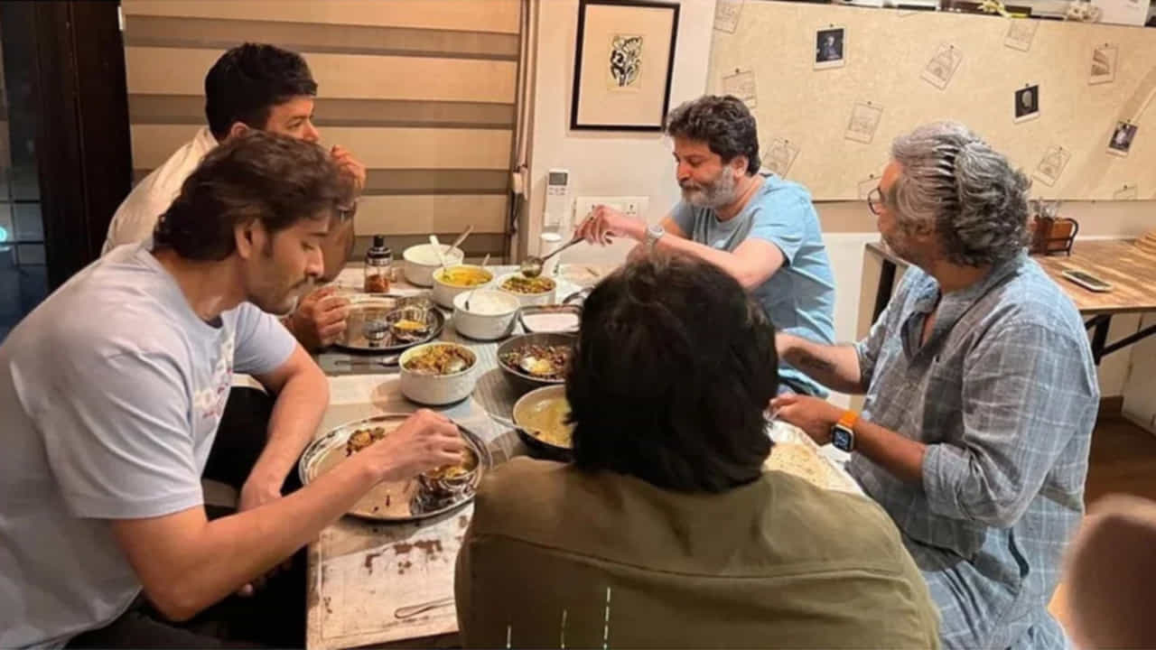 
మహేష్ బాబు 28వ సినిమాపై భారీ అంచనాలు ఉన్నాయి. కొన్ని కారణాల వల్ల ఈ సినిమా పనులు ఆలస్యమయినప్పటికీ ఇప్పుడు పనులన్నీ వేగవంతమయ్యాయి.