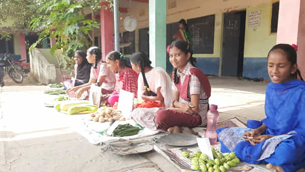 Schools: చక్కగా చదువుకోవాల్సిన స్టూడెంట్స్ కూరగాయలు అమ్మారు.. అసలు విషయం తెలిస్తే శెభాష్ అనాల్సిందే..