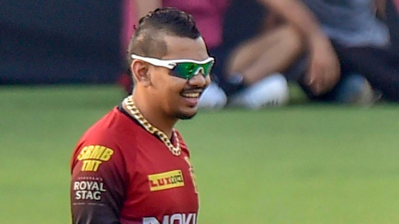 6- సునీల్ నరైన్: వెస్టిండీస్‌కు చెందిన సునీల్ నరైన్ కోల్‌కతా నైట్ రైడర్స్ జట్టులో సభ్యుడు. ఐపీఎల్ ద్వారా ఇప్పటి వరకు రూ.107.2 కోట్లు సంపాదించాడు.