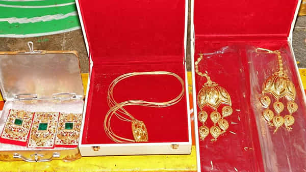 Tirumala: తిరుమల శ్రీవారికి స్వర్ణాభరణాలు విరాళం.. మూడు రకాల స్వర్ణాభరణాలను అందించిన దాత