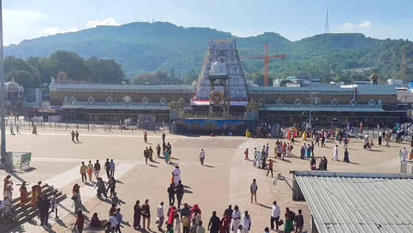 Tirumala: రేపు మధ్యాహ్నం 2గంటల నుంచి వైకుంఠ ద్వారదర్శనం టోకెన్లు జారీ.. ఆధార్ గుర్తింపు కార్డు తప్పనిసరి