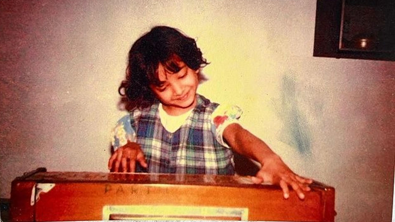 Childhood Photo: చిన్నతనంలోనే హార్మోని పై సరిగమలు పలికిస్తున్న ఈ చిన్నారి ఎవరో గుర్తుపట్టారా..?