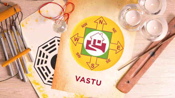 Vastu Tips: నిద్రించే స్థలంలో పొరపాటున్న కూడా వీటిని ఉంచకూడదు.. ఉంచితే ఆ ఇల్లు దరిద్రానికి నిలయంగా మారినట్లే..!