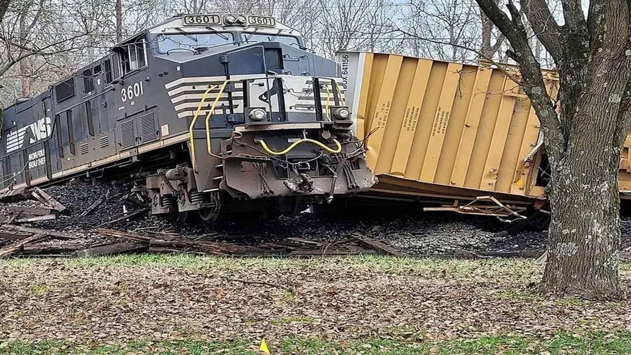 Video Viral: రైలు పట్టాలపై ట్రక్.. దూసుకొచ్చిన గూడ్స్ ట్రైన్.. కట్ చేస్తే.. షాకింగ్ వీడియో..