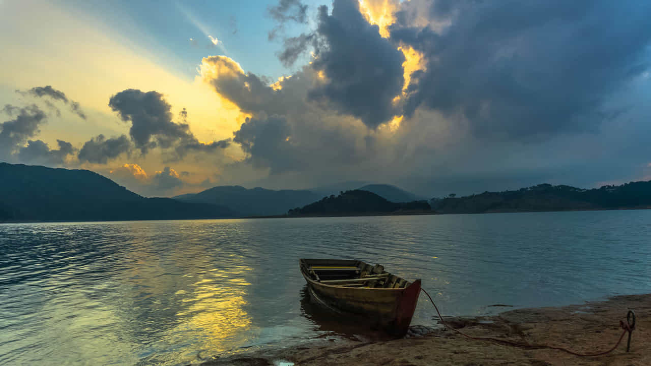 ఉమియం సరస్సు, మేఘాలయ ( umiyam , meghalaya )
షిల్లాంగ్ నుంచి 15 కిలోమీటర్ల దూరంలో ఉమియం సరస్సు వద్ద కొండల మధ్య నుంచి సూర్యోదయాన్ని వీక్షిస్తే ఆ అనుభూతే వేరు