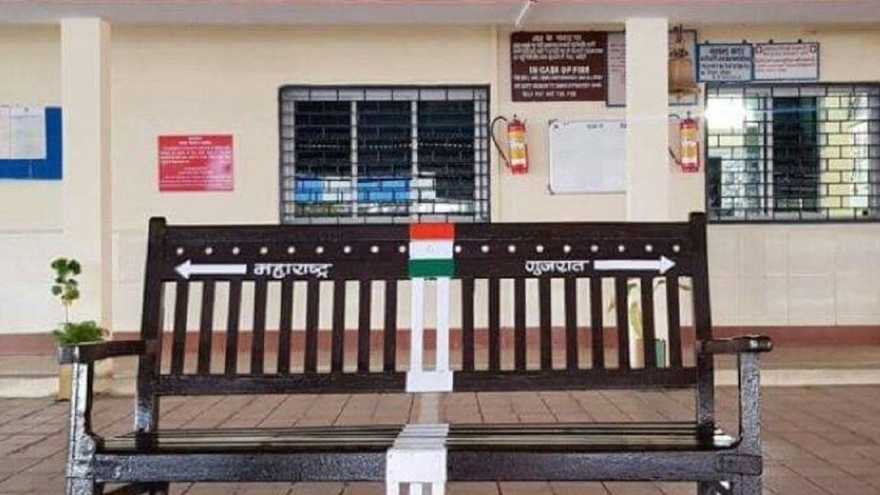 Unique Station: ఈ బెంచీలో సగ భాగం గుజరాత్‌లో ఉంటే మరో సగం మహారాష్ట్రలో.. ఇంతకీ వింత ప్రదేశం ఎక్కడంటే.