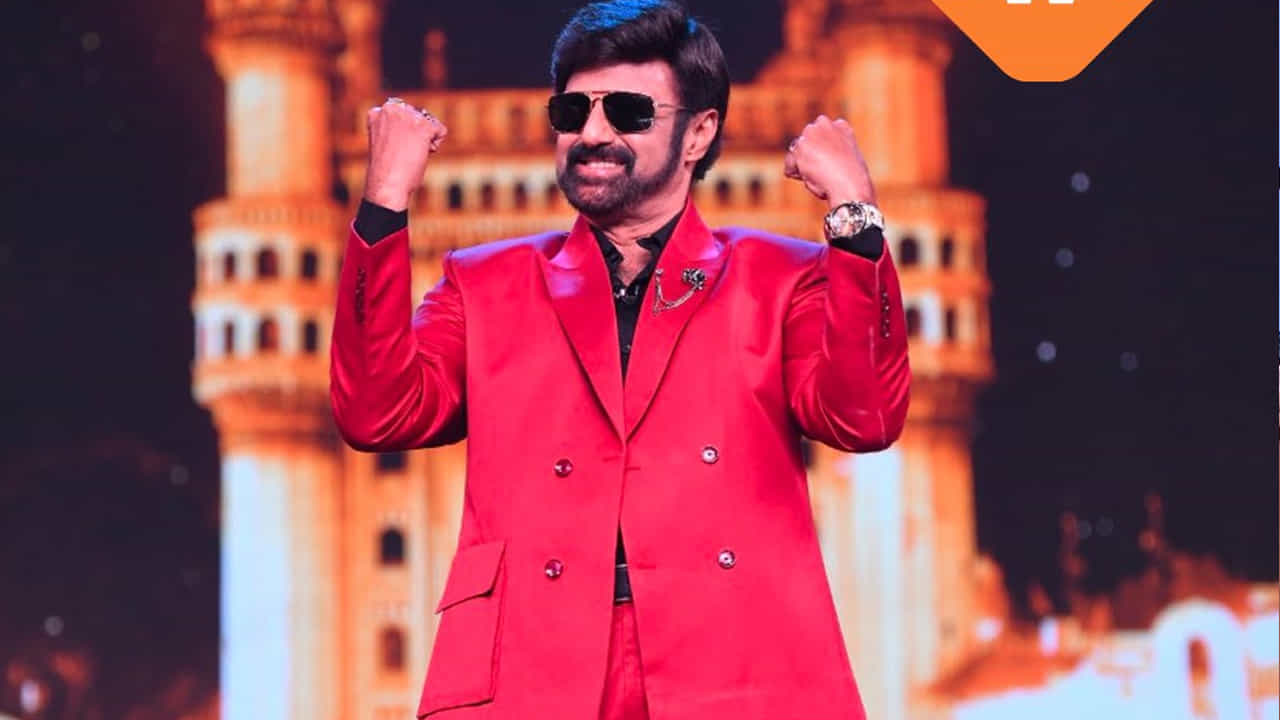 బాలయ్య మహా ముదురండోయ్ బాబూ..! పైకి అలా నవ్వుతూ కనిపిస్తాడు కానీ లోపల మాత్రం మామూలోడు కాడు..! అన్స్టాపబుల్లో బాలయ్య హోస్టింగ్ చూస్తుంటే ఇదే అనిపిస్తుంది మరి. నవ్వుతూనే అడగాల్సినవన్నీ అడిగేస్తున్నారు.. అప్పుడప్పుడూ కడిగేస్తున్నారు కూడా.