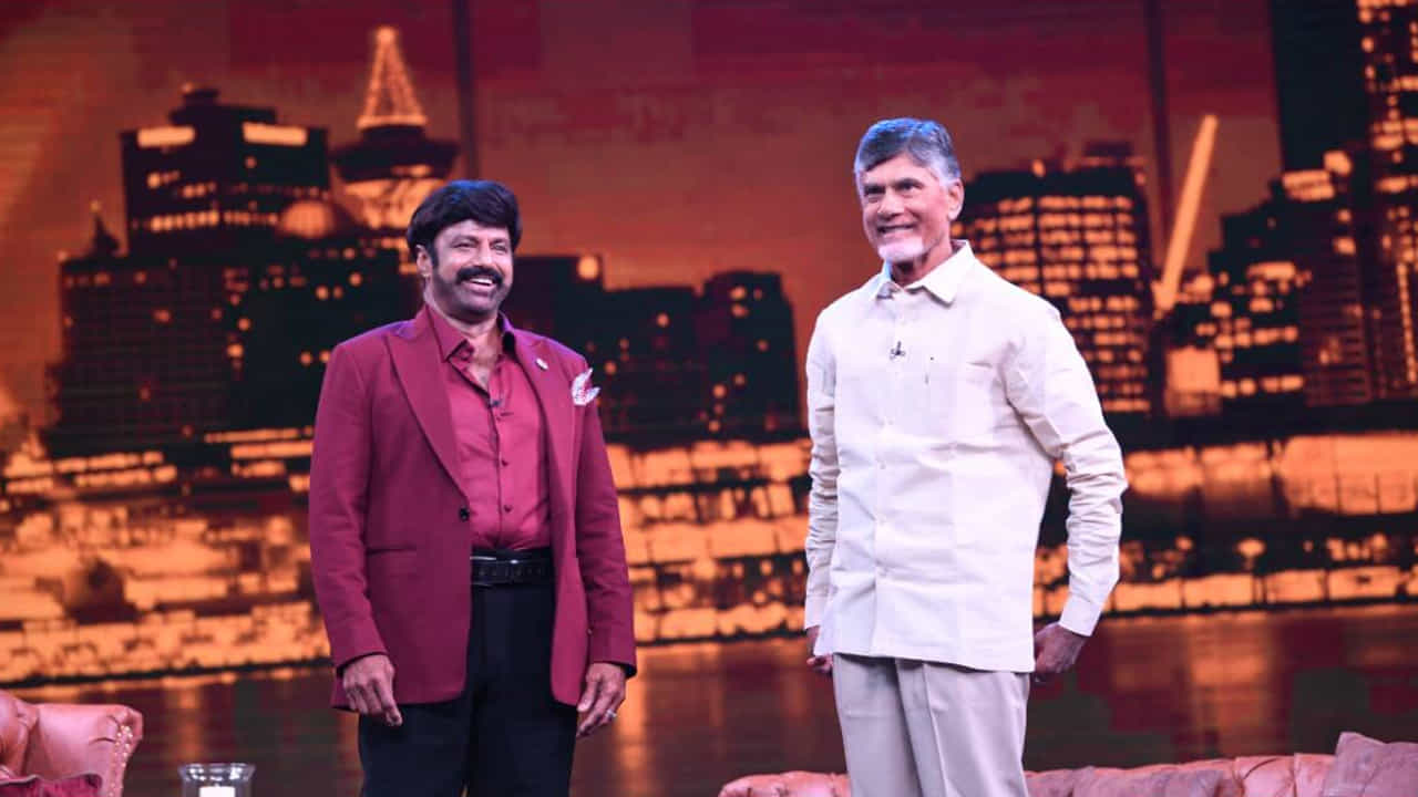 అభిమానులు కూడా అన్స్టాపబుల్ బాలయ్యను చూసి షాకవుతున్నారు. ముఖ్యంగా ప్రశ్నల విషయంలో మొహమాటం లేకుండా.. గెస్టుల నుంచి ఆన్సర్స్ రాబడుతున్నారు బాలయ్య. ఇప్పటికే సీజన్ 2లో చంద్రబాబునాయుడు ఎపిసోడ్ చాలా వైరల్ అయింది. అందులో నాటి ఎన్టీఆర్ వెన్నుపోటు రాజకీయాల నుంచి చాలా ప్రశ్నలే అడిగారు బాలయ్య.