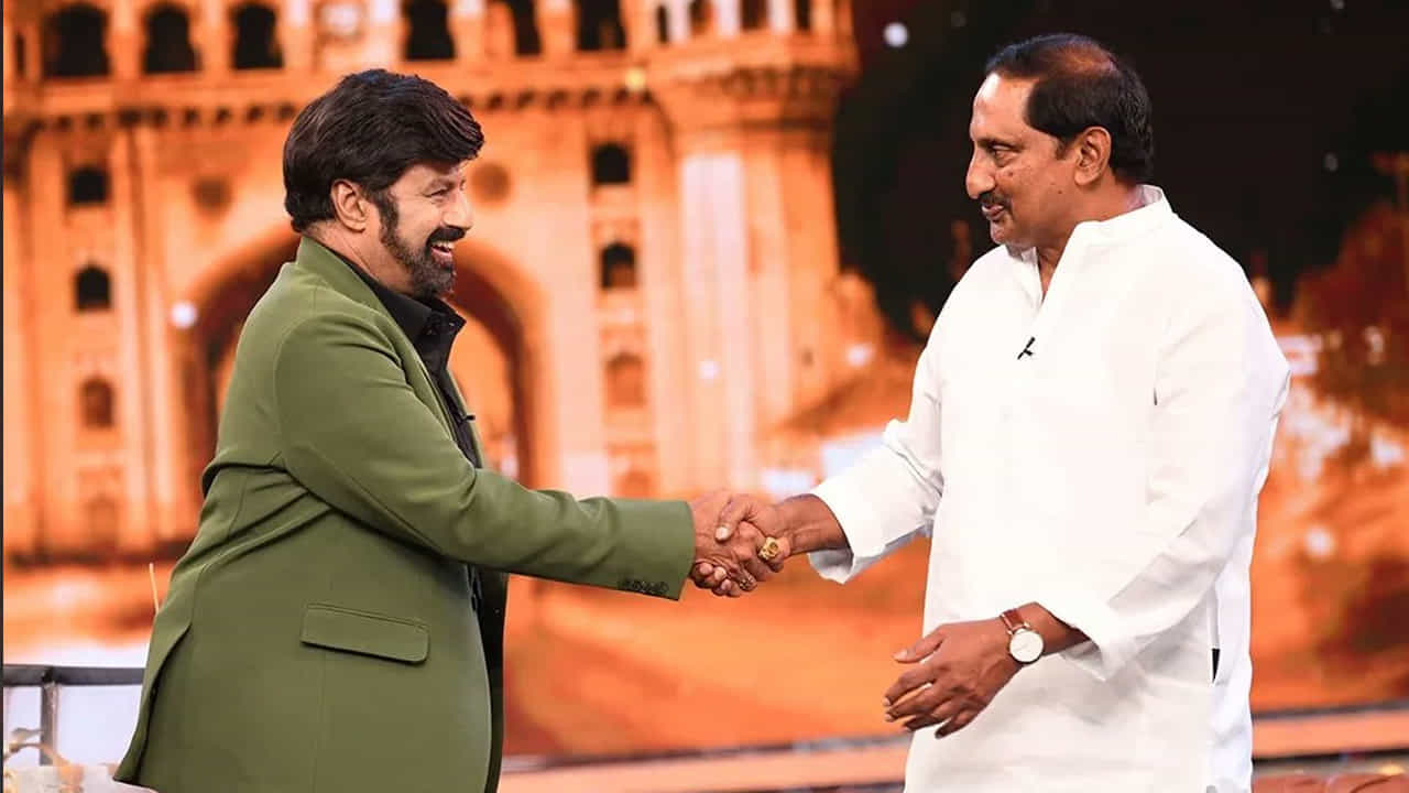 మొన్నటికి మొన్న కిరణ్ కుమార్ రెడ్డి ఎపిసోడ్లోనూ రాష్ట్ర విభజన సమయంలో జరిగిన పరిస్థితులను డిస్కస్ చేసారు. తాజాగా అల్లు అరవింద్, సురేష్ బాబు వచ్చిన ఎపిసోడ్లోనూ ఇండస్ట్రీలో ఆ నలుగురిలో ఇద్దరు మీరేనా అంటూ ఇరకాటంలో పడేసారు బాలయ్య.