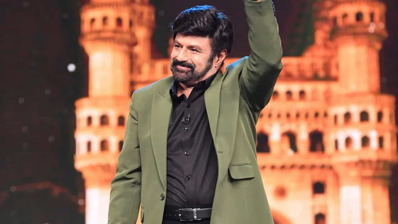 నవ్వుతూనే అడగాల్సినవి అడిగేసారు బాలయ్య. ఇండస్ట్రీలో ఉన్న థియేటర్స్ మాఫియా గురించి ప్రశ్న సంధించారు. దాంతో పాటు సంక్రాంతికి నాకు ఎన్ని థియేటర్స్ ఇస్తారు అంటూ అల్లు అరవింద్ను అడిగేసి.. డిస్ట్రిబ్యూషన్ గురించి క్వశ్చన్ చేసారు.