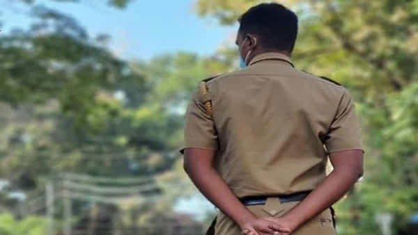 School Girl: స్కూల్ విద్యార్ధినితో పరారైన పోలీస్ సబ్ ఇన్స్పెక్టర్.. ఎక్కడ జరిగిందంటే..