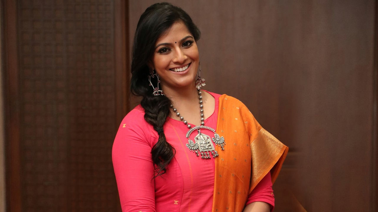 varalakshmi sarathkumar: లేడీ ఓరియెంటెడ్ మూవీతో రెడీ అయిన జయమ్మ.. శబరిగా రానున్న వర్సటైల్ నటి వరలక్ష్మీ..