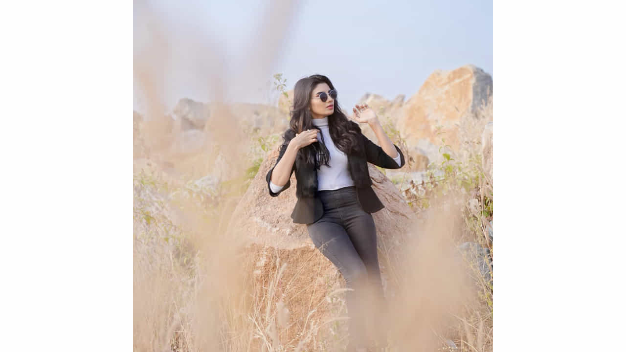 ఈ మధ్య జబర్దస్త్ లోకి వచ్చి బాగా ఫేమస్ అయింది వర్ష.. అంతకుముందు కొన్ని సీరియల్స్ లో నటించిన వర్షకి పెద్దగా పాపులర్ కాలేదు.. అయితే ఎప్పుడైతే జబర్దస్త్ లోకి ఎంట్రీ ఇచ్చిందో అప్పుటి నుంచి ఈ అమ్మడు క్రేజ్ అమాంతం పెరిగిపోయింది.