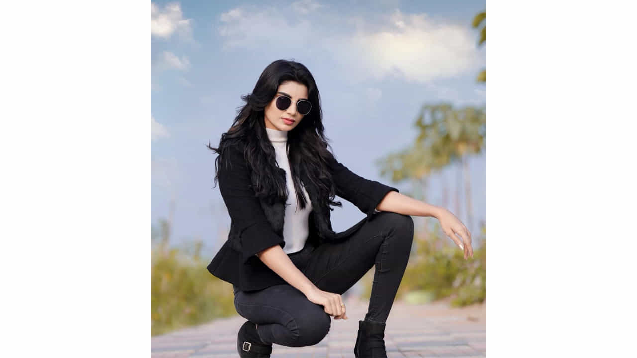 ఈ మధ్య జబర్దస్త్ లోకి వచ్చి బాగా ఫేమస్ అయింది వర్ష.. అంతకుముందు కొన్ని సీరియల్స్ లో నటించిన వర్షకి పెద్దగా పాపులర్ కాలేదు.. అయితే ఎప్పుడైతే జబర్దస్త్ లోకి ఎంట్రీ ఇచ్చిందో అప్పుటి నుంచి ఈ అమ్మడు క్రేజ్ అమాంతం పెరిగిపోయింది.