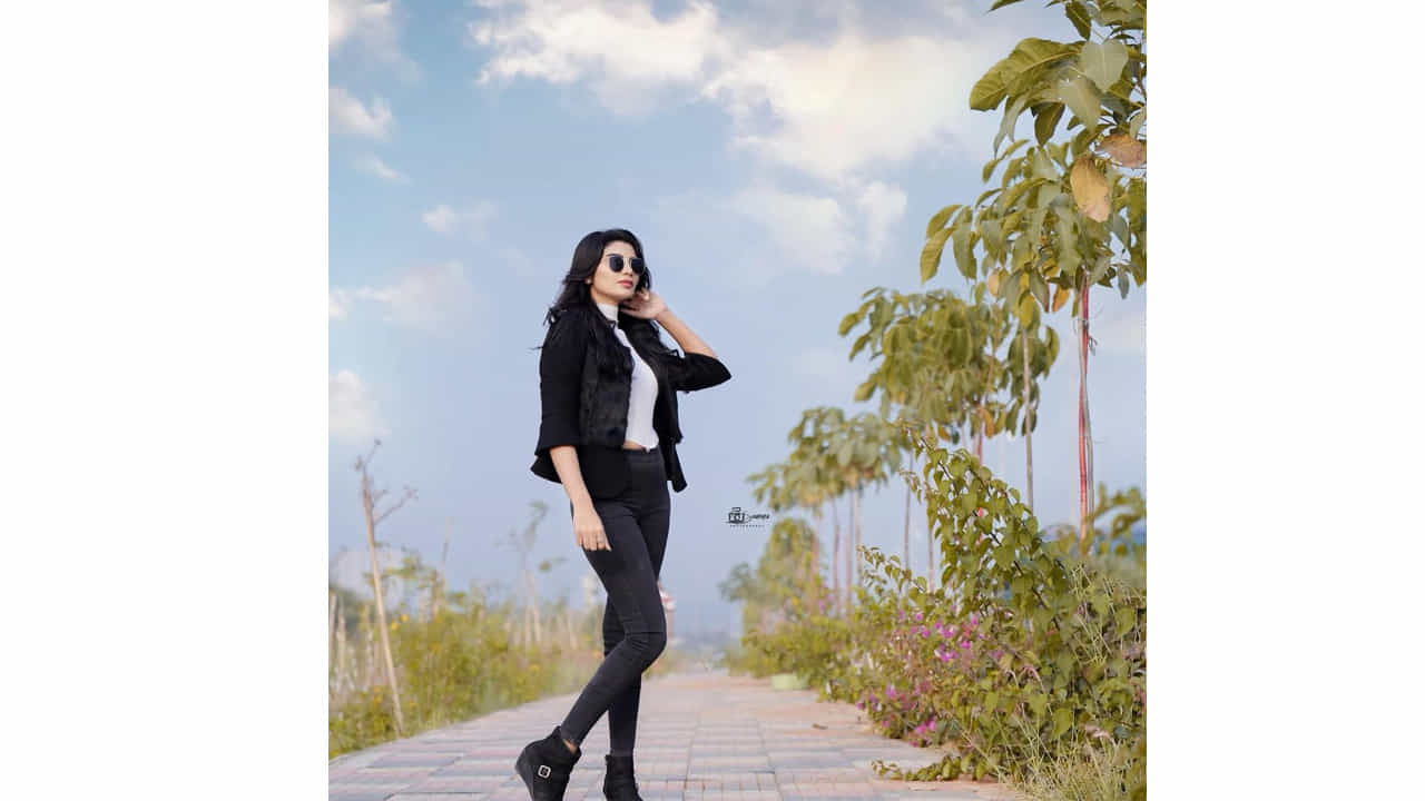 ఈ మధ్య జబర్దస్త్ లోకి వచ్చి బాగా ఫేమస్ అయింది వర్ష.. అంతకుముందు కొన్ని సీరియల్స్ లో నటించిన వర్షకి పెద్దగా పాపులర్ కాలేదు.. అయితే ఎప్పుడైతే జబర్దస్త్ లోకి ఎంట్రీ ఇచ్చిందో అప్పుటి నుంచి ఈ అమ్మడు క్రేజ్ అమాంతం పెరిగిపోయింది.