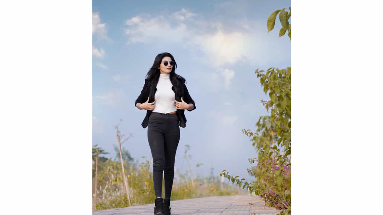 ఈ మధ్య జబర్దస్త్ లోకి వచ్చి బాగా ఫేమస్ అయింది వర్ష.. అంతకుముందు కొన్ని సీరియల్స్ లో నటించిన వర్షకి పెద్దగా పాపులర్ కాలేదు.. అయితే ఎప్పుడైతే జబర్దస్త్ లోకి ఎంట్రీ ఇచ్చిందో అప్పుటి నుంచి ఈ అమ్మడు క్రేజ్ అమాంతం పెరిగిపోయింది.