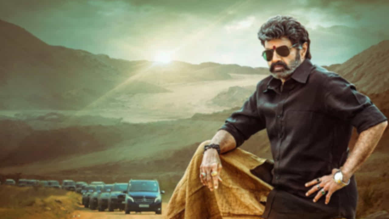వీరసింహ రెడ్డి.. నందమూరి నటసింహం బాలకృష్ణ ..గోపించంద్ మలినేనే కాంబోలో వస్తోన్న చిత్రం వీరసింహా రెడ్డి. మైత్రీ మూవీ మేకర్స్ బ్యానర్పై నవీన్ యెమెన్, వై రవిశంకర్ ఈ చిత్రాన్ని నిర్మించారు. ఇందులో శృతి హాసన్, వరలక్ష్మి శరత్కుమార్, హనీ రోజ్ కూడా కీలక పాత్రలు పోషిస్తున్నారు. ఈ సినిమా జనవరి 12న విడుదల కానుంది.