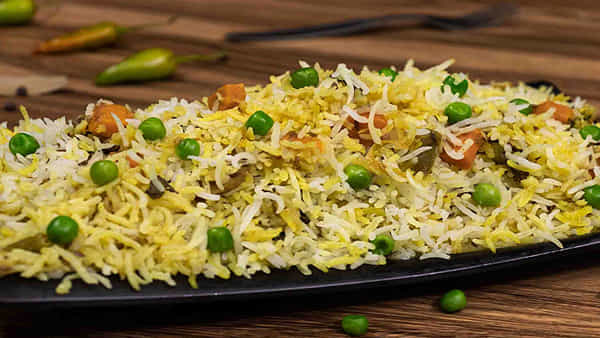 Veg Biryani:వెజ్ బిర్యానీలో చికెన్ బోన్స్ సప్లై.. ప్రముఖ రెస్టారెంట్, సిబ్బందిపై కేసు నమోదు..