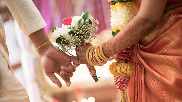 Watch Video: పెళ్లి కోసం బస్సు బుక్ చేయడం కామన్.. కానీ వీళ్లు ఏం చేశారో తెలిస్తే షాక్ అవ్వాల్సిందే..