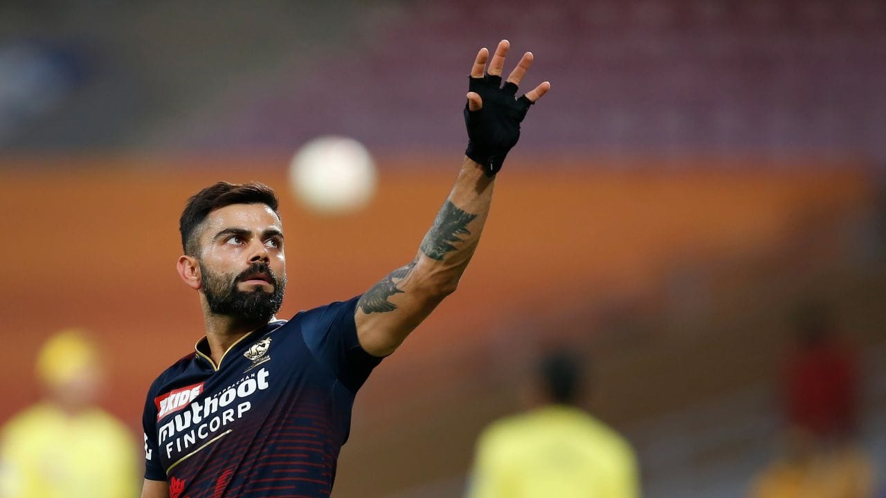 3- విరాట్ కోహ్లీ: రోహిత్ శర్మ, మహేంద్ర సింగ్ ధోనీ తర్వాత ఐపీఎల్ చరిత్రలో అత్యధికంగా సంపాదిస్తున్న మూడో ఆటగాడు విరాట్ కోహ్లీ. విరాట్ కోహ్లీ ఐపీఎల్ ద్వారా రూ.173.2 కోట్లు సంపాదించాడు.