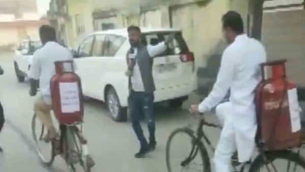 Gujarat: సైకిల్కు సిలిండర్ కట్టుకుని.. ఓటేయడానికి వెళ్లిన ఎమ్మెల్యే.. కారణం తెలిస్తే అవాక్కవ్వాల్సిందే..