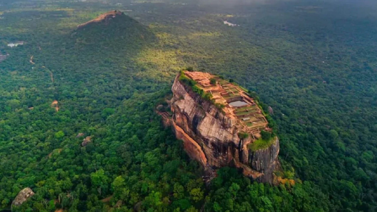  శ్రీలంక: అందమైన బీచ్‌లు, సహజమైన ప్రకృతి దృశ్యాలు,  పురాతన దేవాలయాలతో కూడిన గొప్ప పర్యాటక ప్రదేశం శ్రీలంక. 4.44 శ్రీలంక రూపాయలకు 1 భారత రూపాయి  సమానం. కాబట్టి తక్కువ ఖర్చుతో ఈ దేశాన్ని సందర్శించవచ్చు.