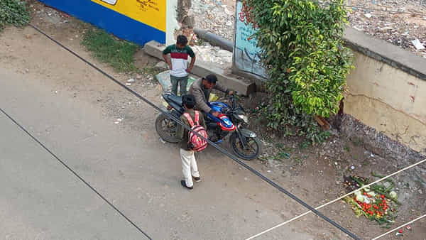 Guntur: కాలేజ్ ఎదుట అనుమానాస్పదంగా యువకులు.. వారిని పట్టుకుని.. బ్యాగులు ఓపెన్ చేయగా..