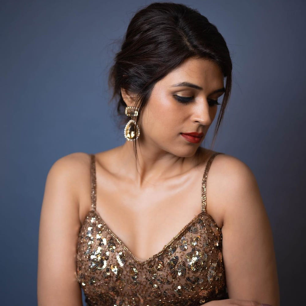 సిద్దు ఫ్రమ్ సినిమాతో టాలీవుడ్లోకి ఎంట్రీ ఇచ్చింది శ్రద్ధా దాస్ (Shraddha Das). తెలుగు, తమిళ్, హిందీలో కలిపి దాదాపు 40 చిత్రాల్లో నటించింది. ఆర్య2, డార్లింగ్, నాగవల్లి, పీఎస్వీ గరుడవేగ వంటి సినిమాల్లో మెరిసినా.. సరైన అవకాశాలు లేవు