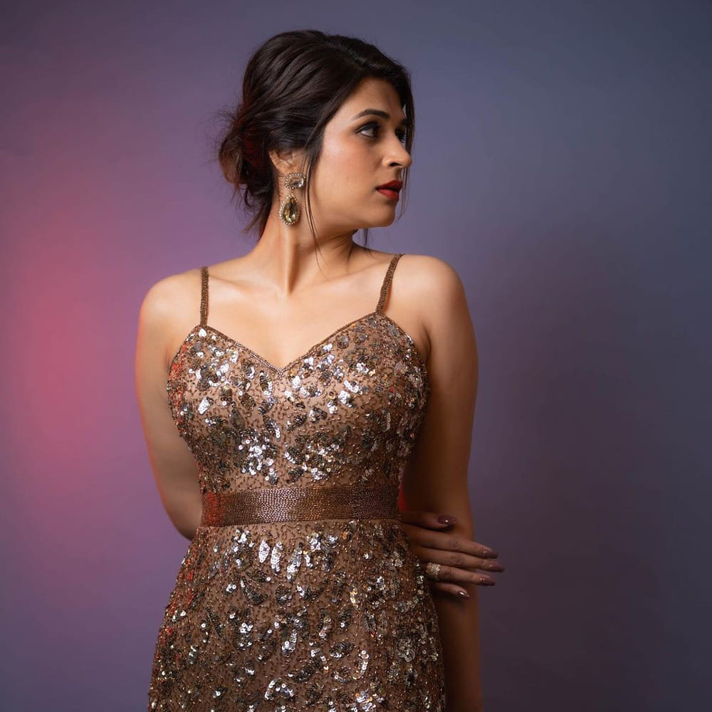 సిద్దు ఫ్రమ్ సినిమాతో టాలీవుడ్లోకి ఎంట్రీ ఇచ్చింది శ్రద్ధా దాస్ (Shraddha Das). తెలుగు, తమిళ్, హిందీలో కలిపి దాదాపు 40 చిత్రాల్లో నటించింది. ఆర్య2, డార్లింగ్, నాగవల్లి, పీఎస్వీ గరుడవేగ వంటి సినిమాల్లో మెరిసినా.. సరైన అవకాశాలు లేవు