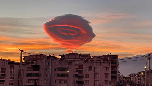A Strange Cloud: ఆకాశంలో అద్భుతం.. ఫ్లైయింగ్ సాసర్పై వచ్చిన గ్రహాంతరవాసులు.. !