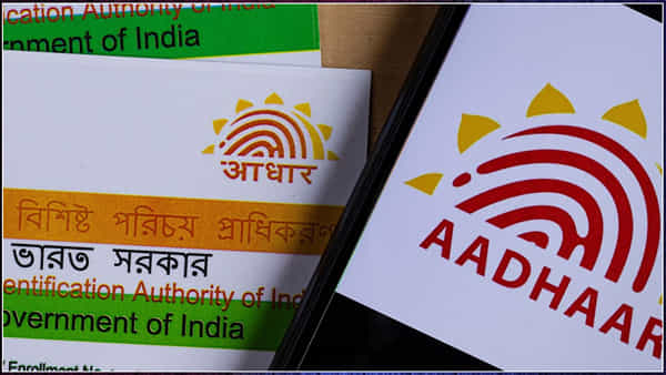 Aadhaar: ఆధార్ కార్డ్లో ఏమైనా సమస్యలున్నాయా.. వెంటనే ఈ నెంబర్కు కాల్ చేయండి.. ఈ నెంబర్ సేవ్ చేసుకోండే..