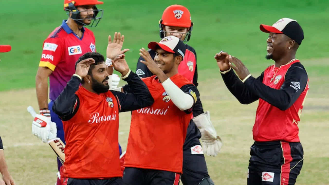 అయినప్పటికీ, అతని జట్టు ఈ లక్ష్యాన్ని చేరుకోలేక 12 పరుగుల తేడాతో ఓడిపోయింది. అయితే, జంపా తన అద్భుతమైన బౌలింగ్తో ప్లేయర్ ఆఫ్ ద మ్యాచ్గా ఎంపికయ్యాడు.