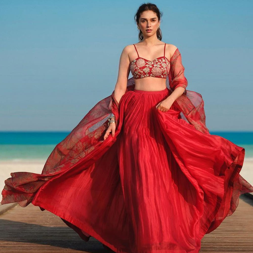 చెలియా సినిమాతో ప్రేక్షకులకు పరిచయం అయిన బ్యూటీ అదితిరావ్ హైదరి. మొదటి సినిమాతోనే ప్రేక్షకులను ఆకట్టుకుంది ఈ చిన్నది. అందం అభినయం తో ఆకట్టుకున్న ఈ బ్యూటీ సోషల్ మీడియాలో యాక్టీవ్ గా ఉండు ఫొటోస్ షేర్ చేస్తూ అందరిని ఆకట్టుకుంటుంది.తాజా ఫొటోస్ మరోసారి ఎట్ట్రాక్టీవ్ చేస్తున్నాయి.