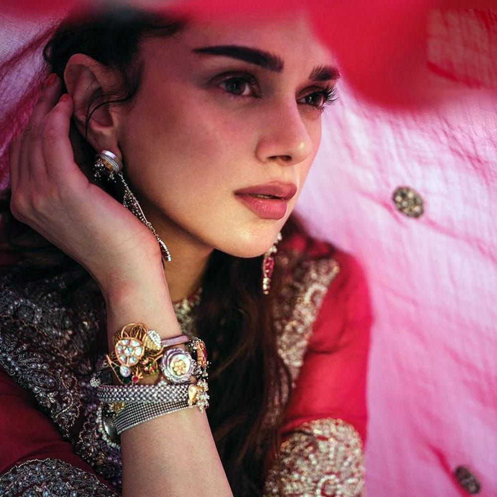 చెలియా సినిమాతో ప్రేక్షకులకు పరిచయం అయిన బ్యూటీ అదితిరావ్ హైదరి. మొదటి సినిమాతోనే ప్రేక్షకులను ఆకట్టుకుంది ఈ చిన్నది. అందం అభినయం తో ఆకట్టుకున్న ఈ బ్యూటీ సోషల్ మీడియాలో యాక్టీవ్ గా ఉండు ఫొటోస్ షేర్ చేస్తూ అందరిని ఆకట్టుకుంటుంది.తాజా ఫొటోస్ మరోసారి ఎట్ట్రాక్టీవ్ చేస్తున్నాయి.