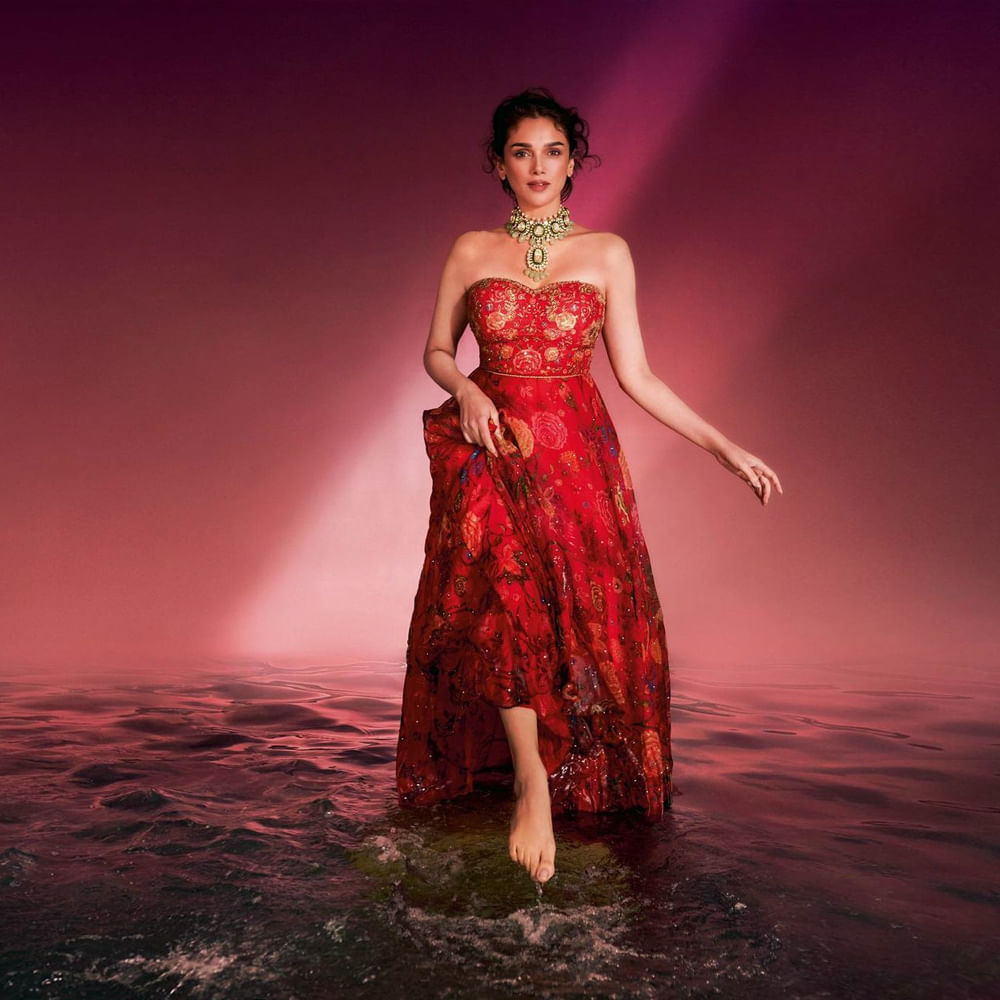 చెలియా సినిమాతో ప్రేక్షకులకు పరిచయం అయిన బ్యూటీ అదితిరావ్ హైదరి. మొదటి సినిమాతోనే ప్రేక్షకులను ఆకట్టుకుంది ఈ చిన్నది. అందం అభినయం తో ఆకట్టుకున్న ఈ బ్యూటీ సోషల్ మీడియాలో యాక్టీవ్ గా ఉండు ఫొటోస్ షేర్ చేస్తూ అందరిని ఆకట్టుకుంటుంది.తాజా ఫొటోస్ మరోసారి ఎట్ట్రాక్టీవ్ చేస్తున్నాయి.